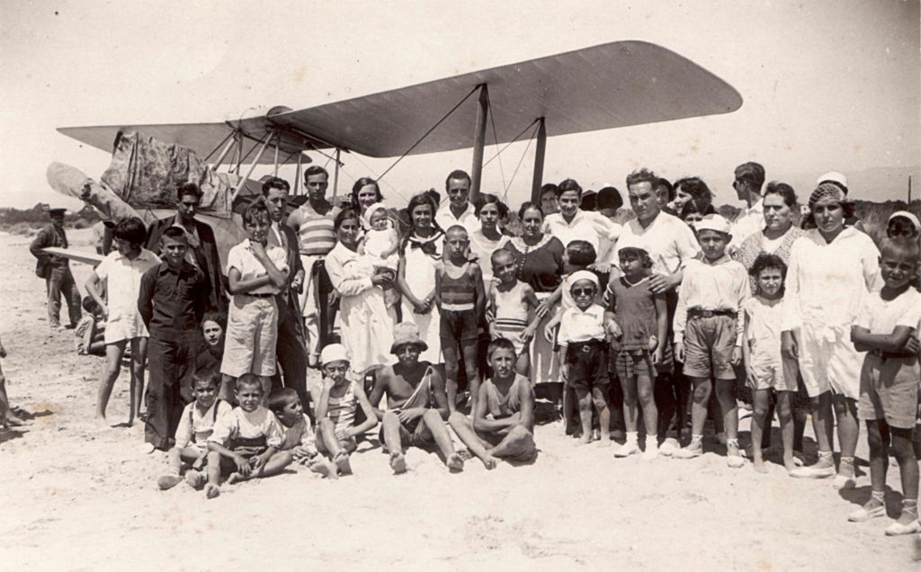 Aterratge a Calafell d'en Canudes i en Carreras amb la De Havilland Moth Minor.La foto pertany a la col•lecció de la Maria Antonia Simó i Andreu 