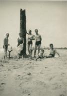 l'avi Pepet a la platja del Prat amb uns amics any 1944