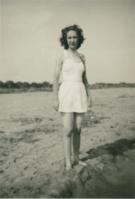 La mare Montserrat a la platja del Prat any 1944 amb 16 anys