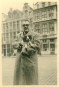 Catalans a America. Desconegut, anotacio revers - A la Grand Place de Brusel·les. Nina té tres mesos aquí- 1947