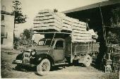 Carregant el camio, per anar al mercat Prat 1951