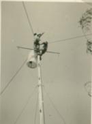 Telegrafia sense fils operaris pujats a uns de les antenes any 44