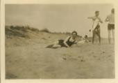 Foix en banyador estirat a la sorre de la platja del Prat i dret Constantino 19-07-1923