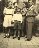 La Montserrat, l'avia Mundeta, l'oncle Jordi, Inmaculada Antic i el seu marit Joaquim Puig 1941