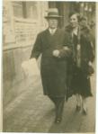 Josep Canudas i Pepa Monés, la seva dona de paseig per Barcelona febrer 1936