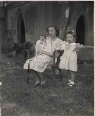 M Novel amb el seu fill Albert en braços i la filla Marisa1943