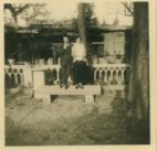 Pep i Pepa al jardi de casa l'any 1924