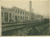 Vista construcció Paperera Espanyola naus costat vies del tren anys 1920