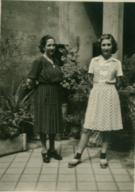 La Mare i l'avia Mundeta a la xide de casa estiu 1942
