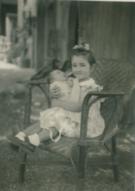Marisa Novell amb el seu germa Albert maig-juny 1943