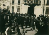 Ballada de sardanes a la paça de la Vila del Prat ivern de l'any 1942