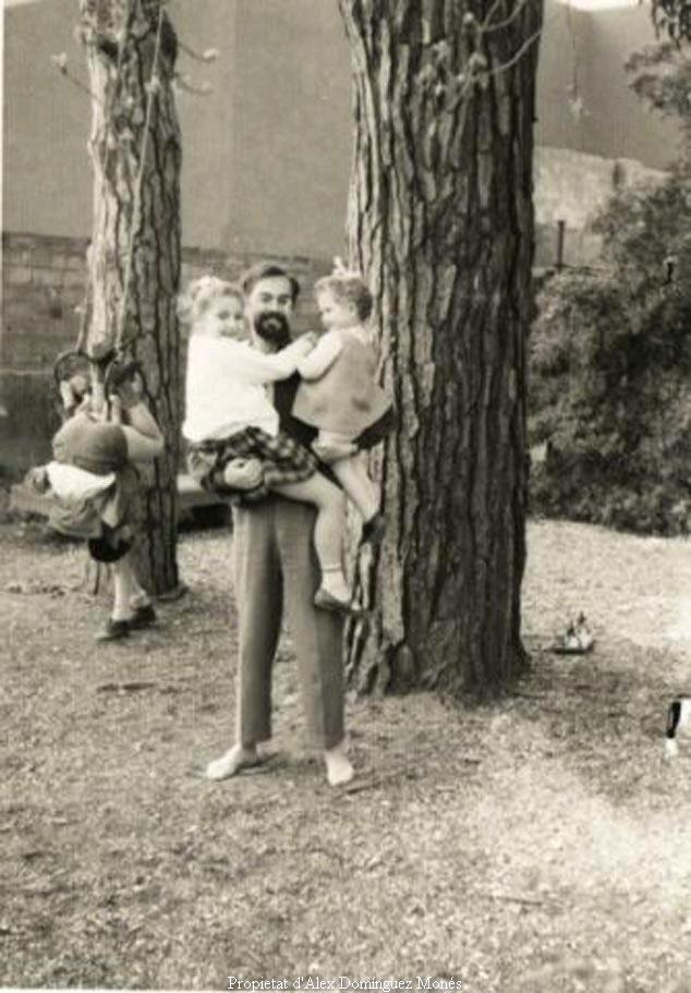 L'oncle Jordi amb els nebots, Mireia, Judit i jo cap per avall, final anys 60