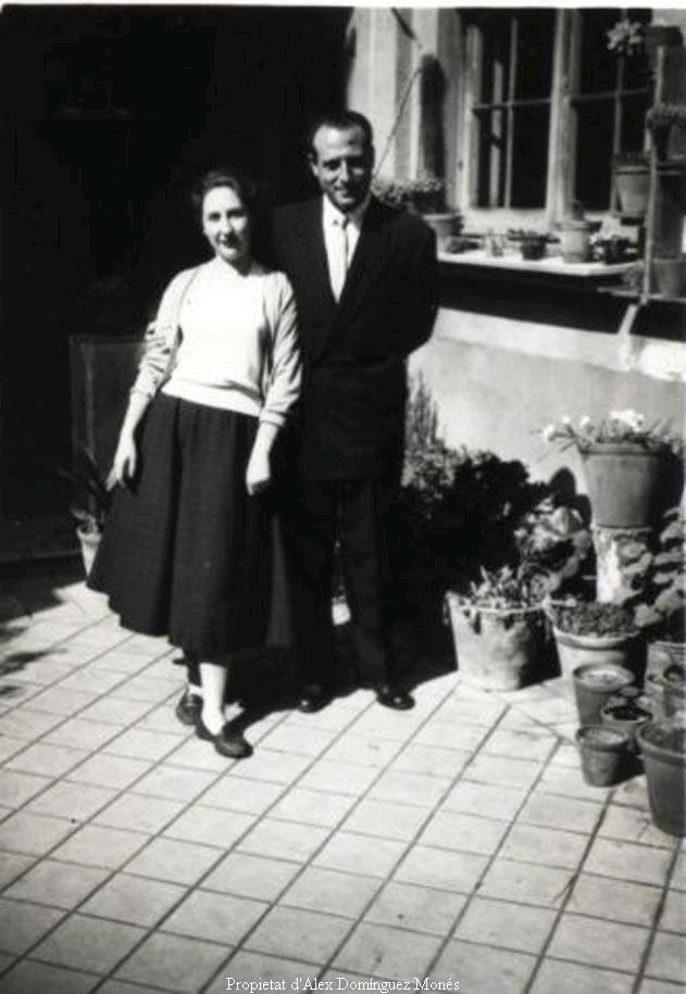La Mare i el Pare al jardi de casa 03-1957