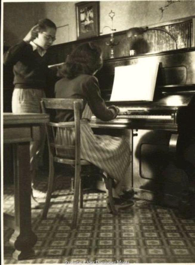 La Mare tocant el piano i l'oncle Jordi dirigint 07-04-1947