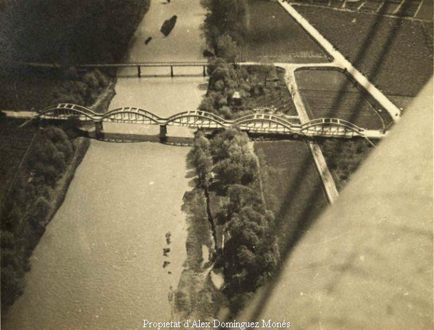 Ponts del riu Llobbregat al pas pel Prat, al fons el pont dels carros