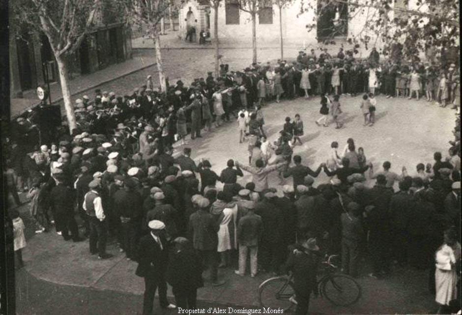 Ballada de sardanes a la plaça del Prat, anys 1920 amb l'ajuntament nou