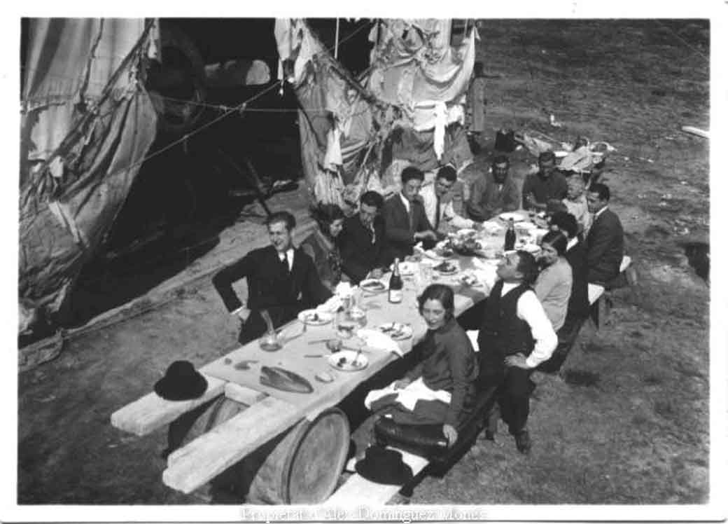 Dinar als angars de l'aerodrom canudas 1927, el nen ros qu hi ha a l'extrem de la taula es en Ramon Riera Company, i al  costat de la dreta el seu Pare, Ramon Riera